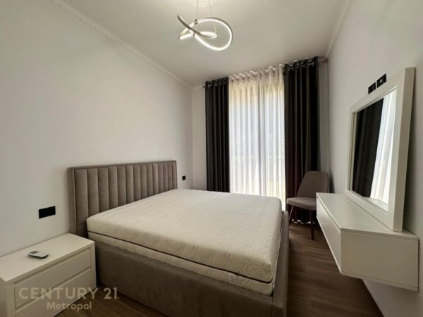 Tirane, jepet me qera apartament 1+1 , 90 m² 800 € (Farke)