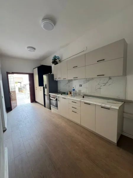 Tirane, jepet me qera apartament 1+1 Kati 1, 55 m² 460 € (tek mbikalimi kristalit)