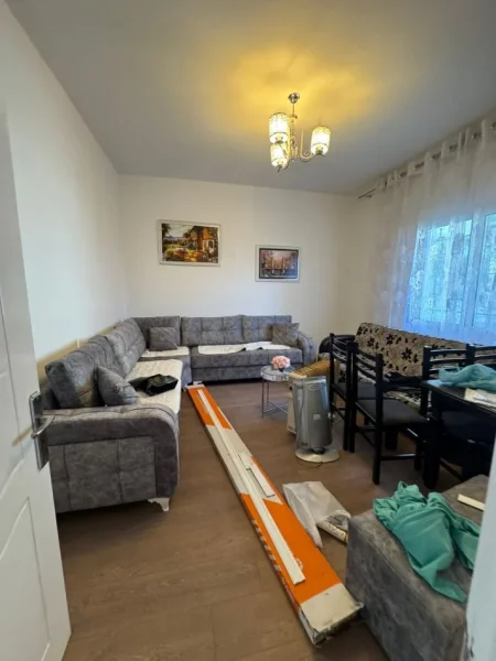 Tirane, jepet me qera apartament 1+1 Kati 1, 55 m² 460 € (tek mbikalimi kristalit)