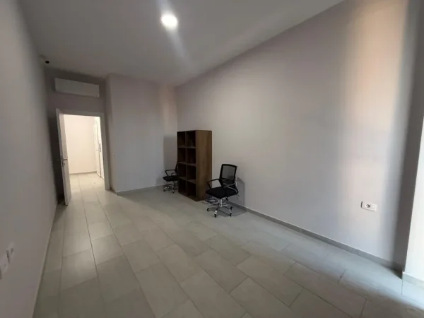 Tirane, jepet me qera zyre Kati 2, 75 m² 500 € (SQUARE 21)