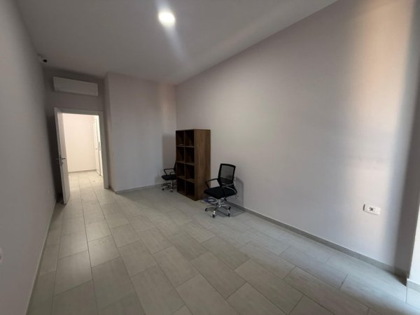 Tirane, jepet me qera zyre Kati 2, 75 m² 500 € (SQUARE 21)