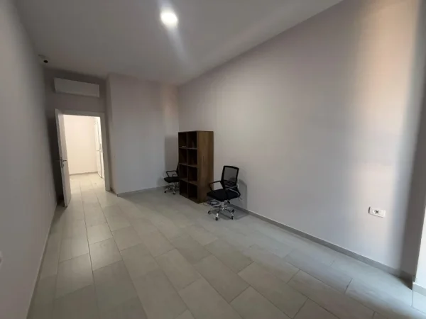 Tirane, jepet me qera zyre Kati 2, 75 m² 500 € (SQUARE 21)
