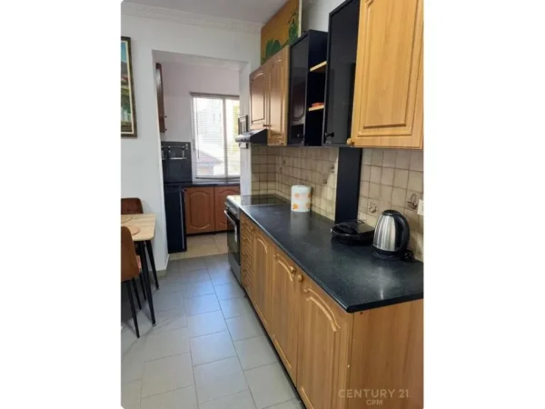 Apartament 1+1 me qera te Shkolla e Kuqe prane Pazarit te Ri