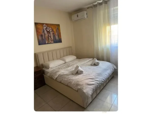 Apartament 1+1 me qera te Shkolla e Kuqe prane Pazarit te Ri