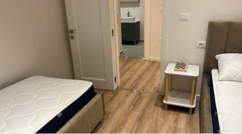 Tirane, jepet me qera apartament 2+1 Kati 1, 93 m² 1.000 € (HOTEL TIRANA QENDER)