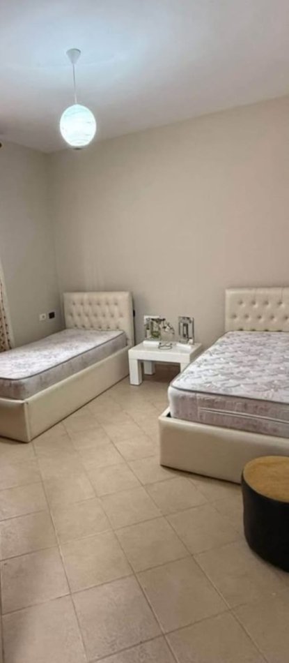 Tirane, jepet me qera Vilë 3-Katshe ,4+1,Mobiluar, 180 m² 600 € (Pranë Karburant Kastratit,Xhamllik-Tiranë)