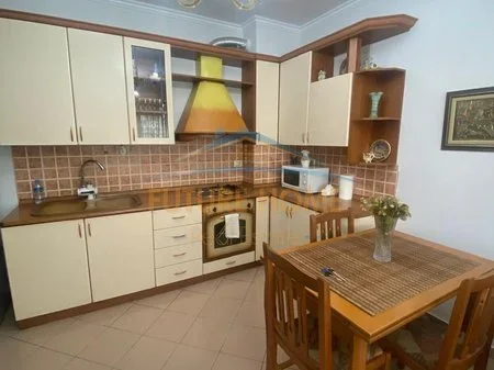 Tirane, shitet apartament 1+1 Kati 5, 75 m² 155.000 € (Komuna e Parisit)