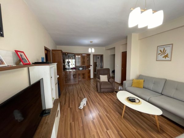 Tirane, jepet me qera apartament 3+1+Ballkon Kati 2, 130 m² 1.300 € 