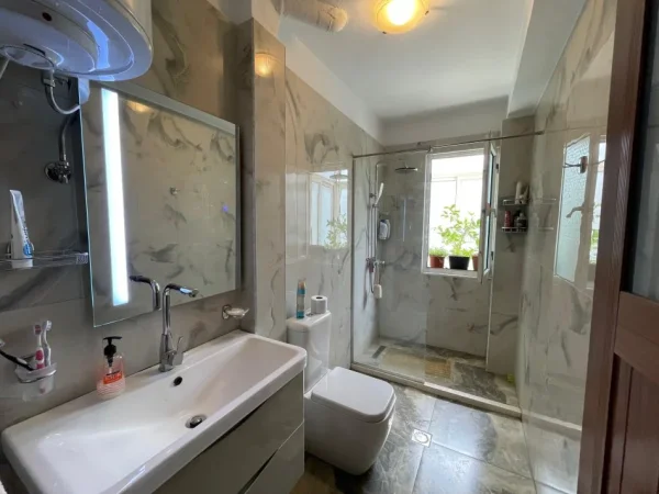 Tirane, jepet me qera apartament 3+1+Ballkon Kati 2, 130 m² 1.100 €