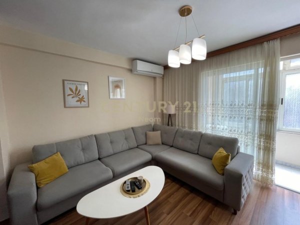 Tirane, jepet me qera apartament 3+1+Aneks+Ballkon Kati 2, 130 m² 1.300 € (Tek Garda)