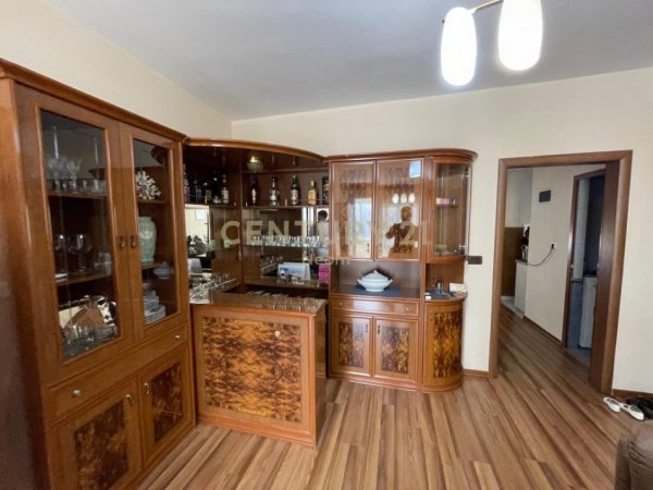 Tirane, jepet me qera apartament 3+1+Aneks+Ballkon Kati 2, 130 m² 1.300 € (Tek Garda)