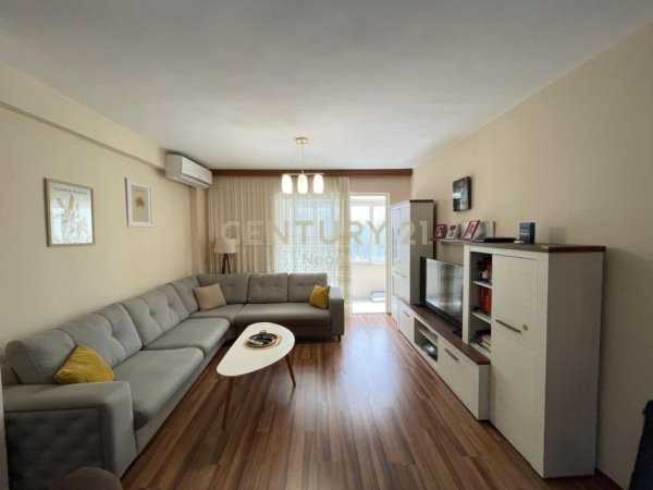 Tirane, jepet me qera apartament 3+1+Aneks+Ballkon Kati 2, 130 m² 1.300 € (Tek Garda)