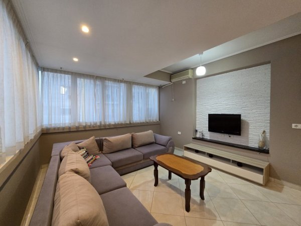 Tirane, jepet me qera apartament 2+1+Aneks+Ballkon , 600 € (rruga e kavajes)