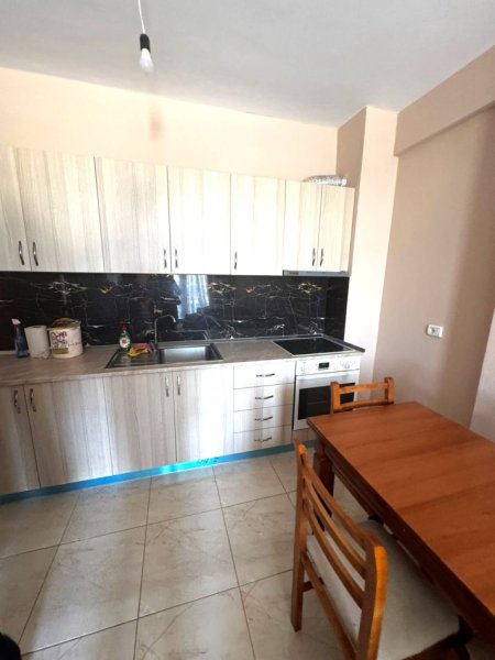 Jepet me Qera Super Apartament 1+1 ne Astir tek Pallatet Fratari 370 €