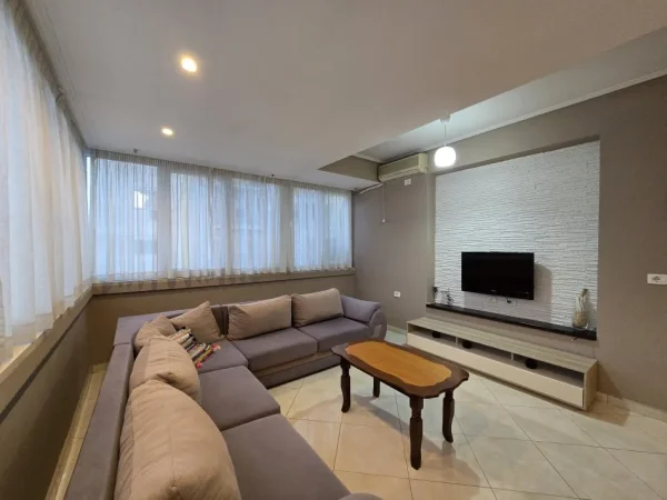 Tirane, jepet me qera apartament 2+1 , 600 € (ish parku)