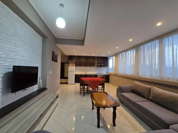Tirane, jepet me qera apartament 2+1 , 600 € (ish parku)