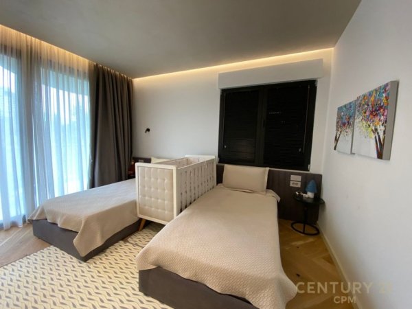 Tirane, jepet me qera apartament 3+1 Kati 4, 188 m² 3.000 € (Bllok)