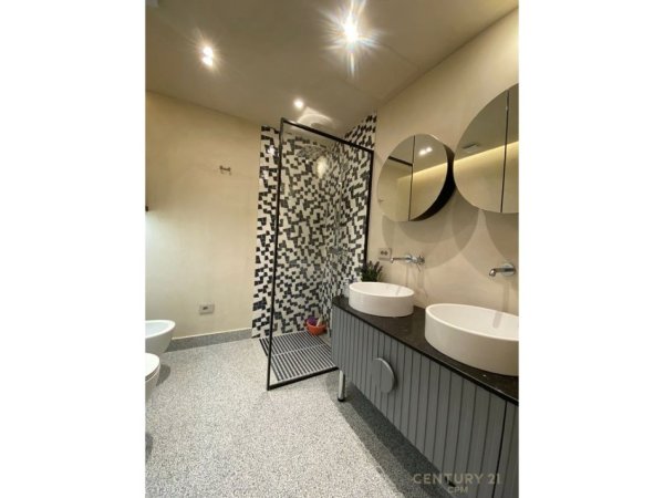 Tirane, jepet me qera apartament 3+1 Kati 4, 188 m² 3.000 € (Bllok)