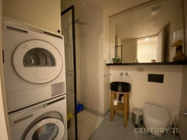 Tirane, jepet me qera apartament 3+1 Kati 4, 188 m² 3.000 € (Bllok)