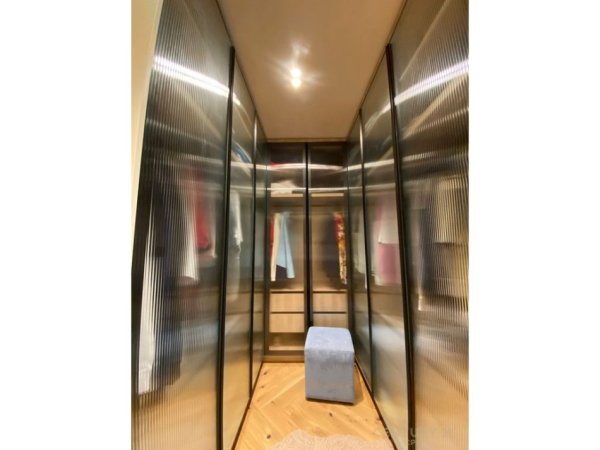 Tirane, jepet me qera apartament 3+1 Kati 4, 188 m² 3.000 € (Bllok)