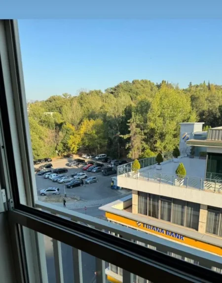 Tirane, jepet me qera zyre Kati 4, 131 m² 2.000 € (BLLOK)