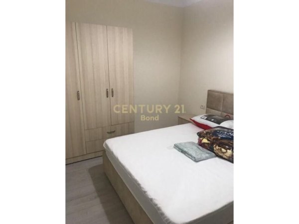 Tirane, jepet me qera apartament 1+1 Kati 1, 77 m² 400 € (Prane Kompleksit Grand)