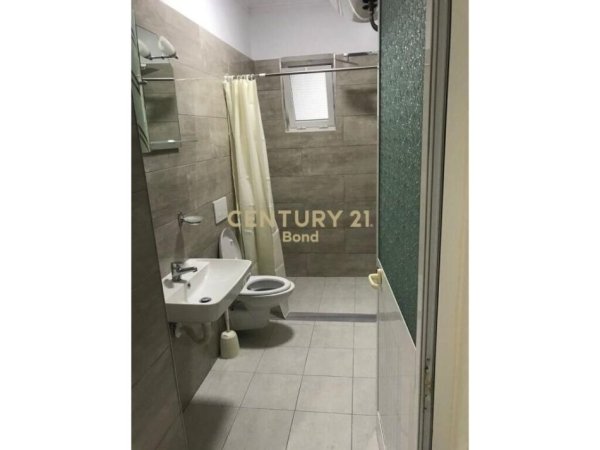 Tirane, jepet me qera apartament 1+1 Kati 1, 77 m² 400 € (Prane Kompleksit Grand)