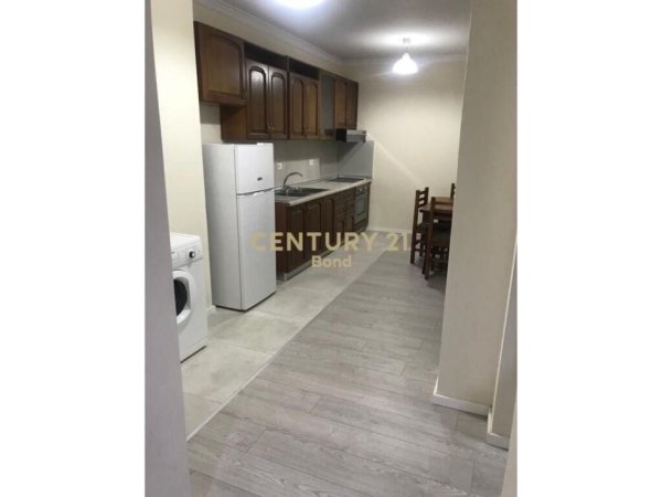 Tirane, jepet me qera apartament 1+1 Kati 1, 77 m² 400 € (Prane Kompleksit Grand)