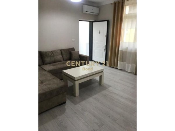 Tirane, jepet me qera apartament 1+1 Kati 1, 77 m² 400 € (Prane Kompleksit Grand)