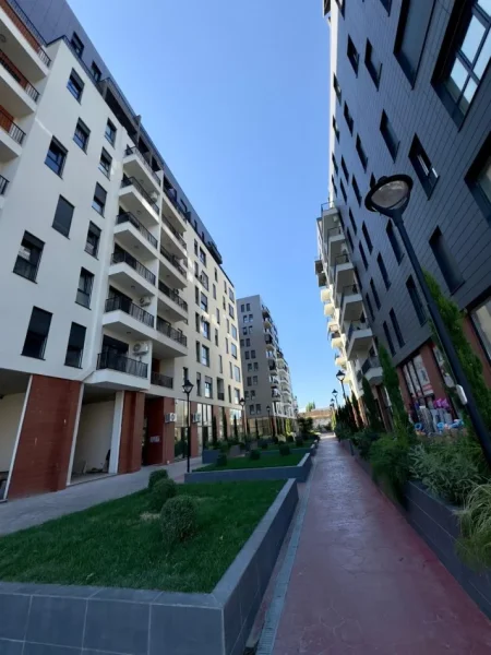Tirane, jepet me qera apartament 1+1+Ballkon Kati 8, 65 m² 450 € (tek "Tirana Trio Tower Residence", Don Bosko)