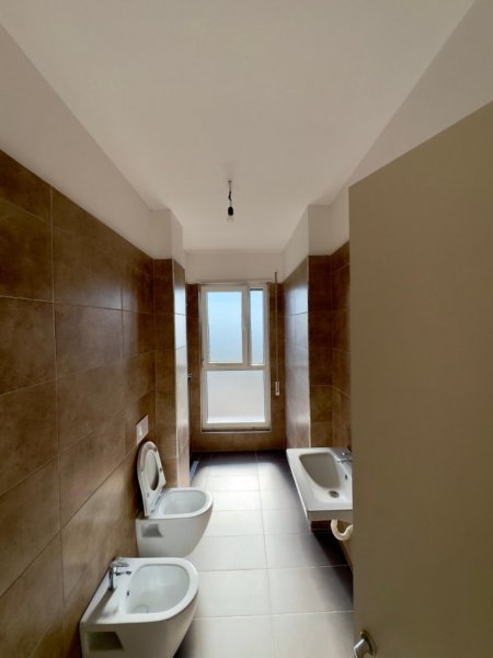 Tirane, jepet me qera apartament 1+1+Ballkon Kati 8, 65 m² 450 € (tek &quot;Tirana Trio Tower Residence&quot;, Don Bosko)