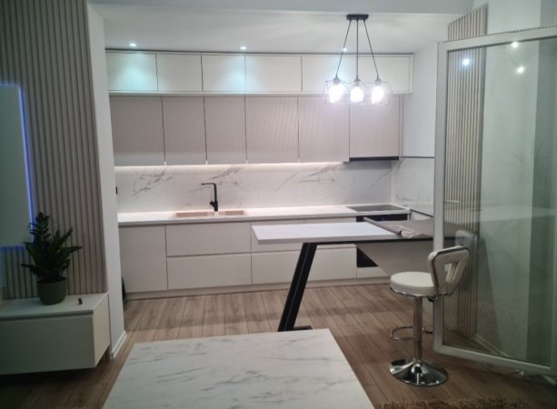 Tirane, jepet me qera apartament 3+1+Ballkon Kati 7, 105 m² 550 € (Rr. Muhamet Deliu)