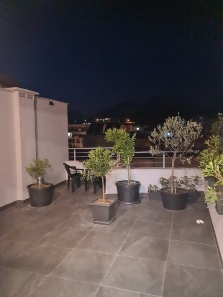 Tirane, jepet me qera apartament 3+1+Ballkon Kati 7, 105 m² 550 € (Rr. Muhamet Deliu)
