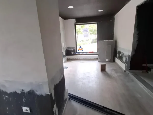 Tirane, jepet me qera ambjent biznesi Kati 0, 80 m² 300.000 € (Rruga Muhamed Gjollesha, 21 Dhjetori)