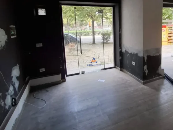 Tirane, jepet me qera ambjent biznesi Kati 0, 80 m² 300.000 € (Rruga Muhamed Gjollesha, 21 Dhjetori)