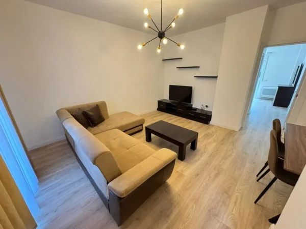 Tirane, jepet me qera apartament 2+1 Kati 1, 110 m² 650 € 