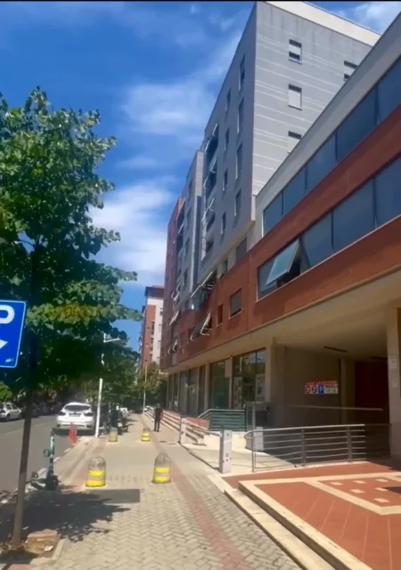 Tirane, jepet me qera ambjent biznesi Kati 1, 466 m² 3.800 € (Rruga e dibres)