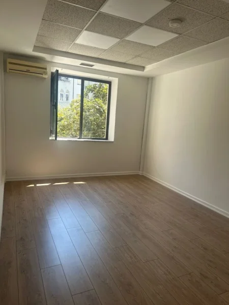 Tirane, jepet me qera zyre Kati 1, 119 m² 1.500 € (Bulevardi “Zogu I”)