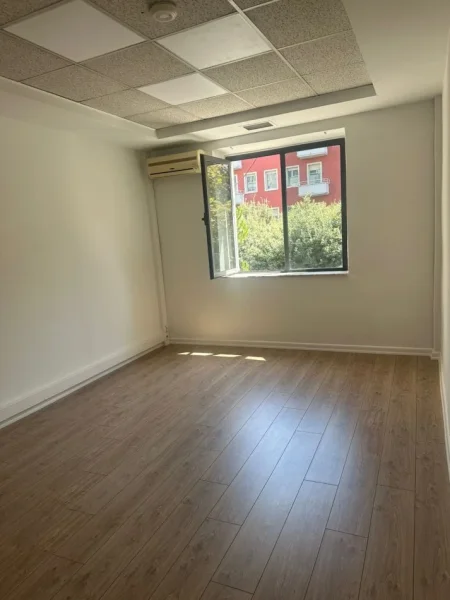 Tirane, jepet me qera zyre Kati 1, 119 m² 1.500 € (Bulevardi “Zogu I”)