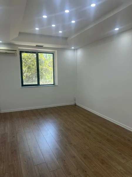 Tirane, jepet me qera zyre Kati 1, 119 m² 1.500 € (Bulevardi “Zogu I”)