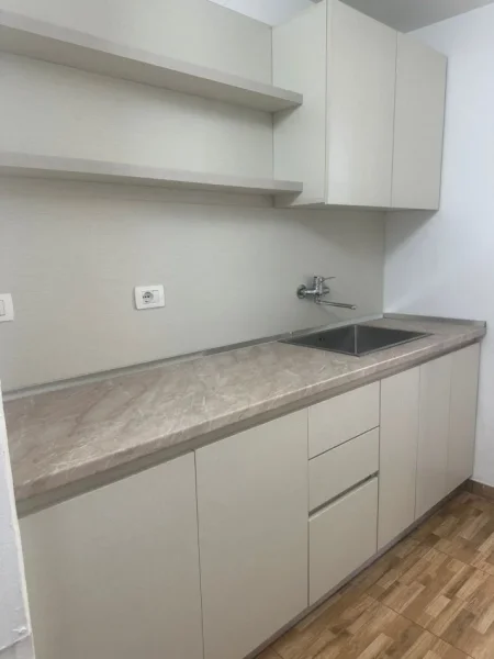 Tirane, jepet me qera zyre Kati 1, 119 m² 1.500 € (Bulevardi “Zogu I”)