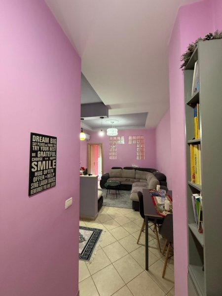 Tirane, jepet me qera apartament 1+1 Kati 4, 100 m² 500 € (Rruga komuna e parisit)