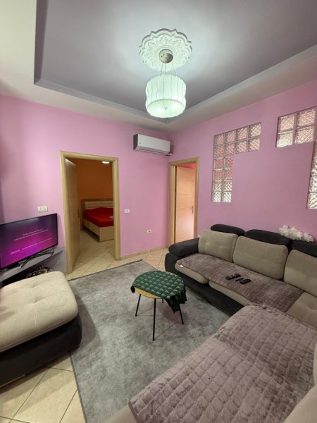 Tirane, jepet me qera apartament 1+1 Kati 4, 100 m² 500 € (Rruga komuna e parisit)