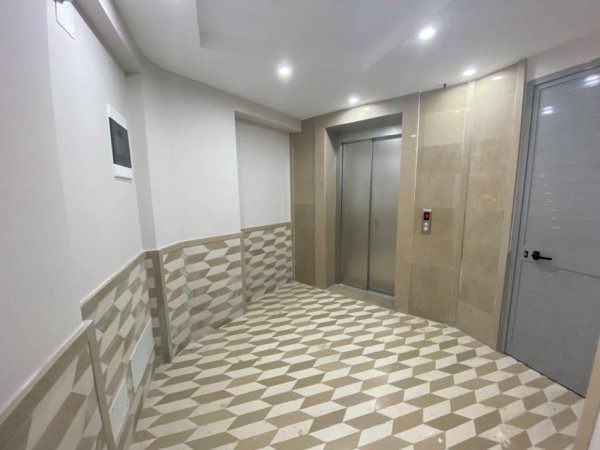 Tirane, jepet me qera apartament 1+1+Ballkon Kati 3, 70 m² 750 € (Rruga e Kavajes)