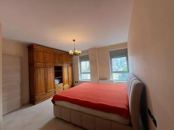 Tirane, jepet me qera apartament 2+1+Ballkon Kati 3, 120 m² 1.450 € (Bllok)