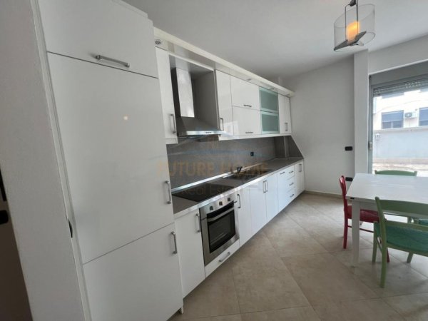 Tirane, jepet me qera apartament 2+1+Ballkon Kati 3, 120 m² 1.450 € (Bllok)