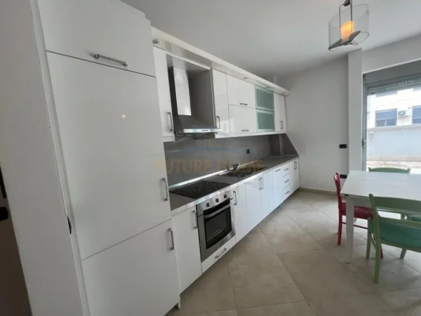 Tirane, jepet me qera apartament 2+1+Ballkon Kati 3, 120 m² 1.450 € (Bllok)
