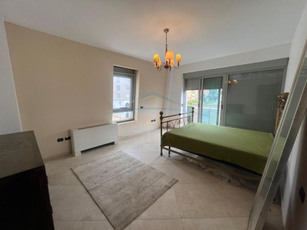 Tirane, jepet me qera apartament 2+1+Ballkon Kati 3, 120 m² 1.450 € (Bllok)