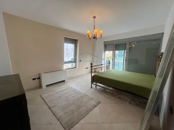 Tirane, jepet me qera apartament 2+1+Ballkon Kati 3, 120 m² 1.450 € (Bllok)