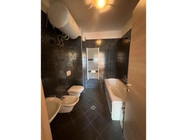 Tirane, jepet me qera apartament 2+1+Ballkon Kati 3, 120 m² 1.450 € (Bllok)